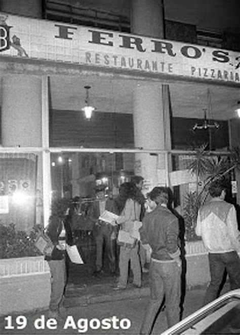 Primeiro coletivo lésbico: pessoas reunidas em frente a um restaurante, em registro de 19 de agosto