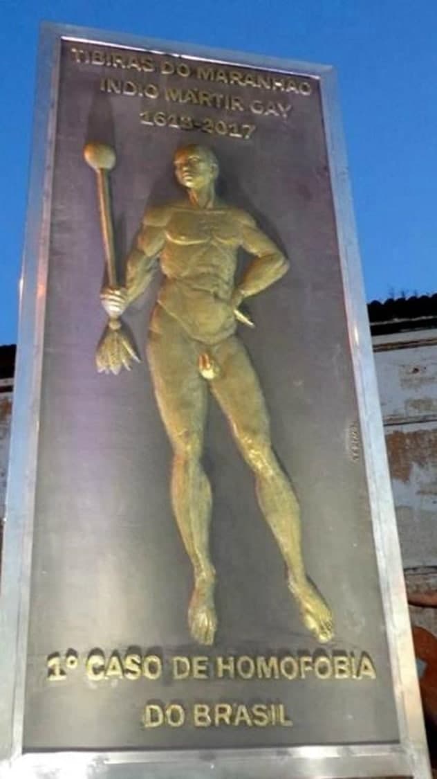 Placa em bronze em homenagem a Tibira do Maranhão, índio mártir gay: 1º caso de homofobia do Brasil